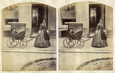 22354 Afbeelding van Henriëtta Diederika van Rheden (1857-1926), zittend in een kinderwagen die wordt voortgetrokken ...